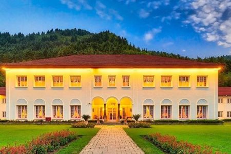 Best Hotels in Srinagar for Honeymoon | Love in the Valley