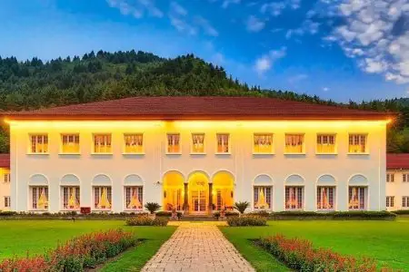 Best Hotels in Srinagar for Honeymoon | Love in the Valley