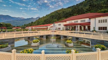 best hotels near dal lake srinagar