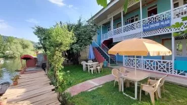 Best budget hotels near Dal Lake Srinagar