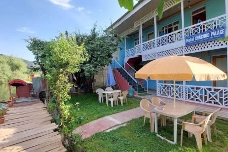 10 Best Budget Hotels Near Dal Lake Srinagar | Starts Rs.750