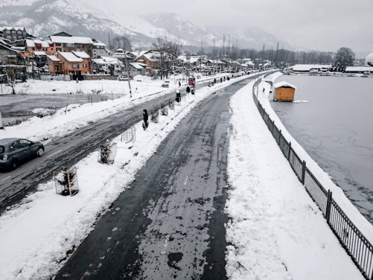 Is Kashmir Safe for Solo Women Travellers