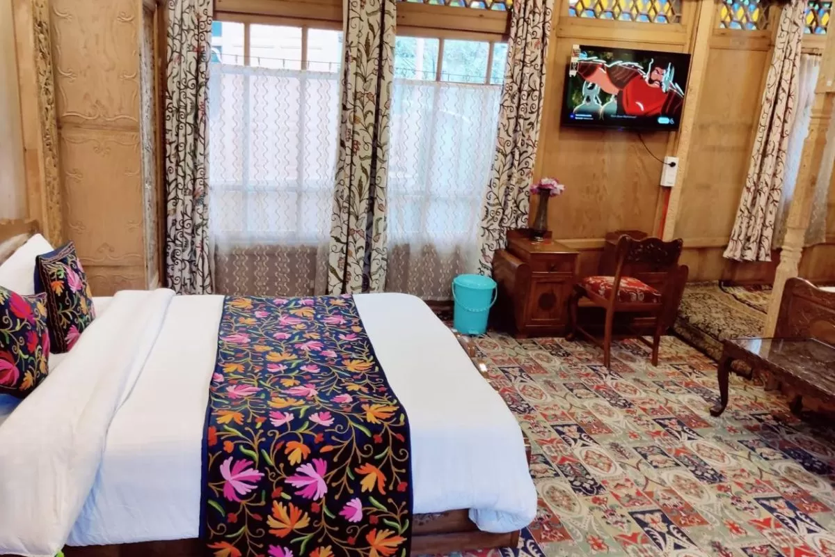 royal dandoo palace group of houseboats Best Luxury Houseboats in Srinagar