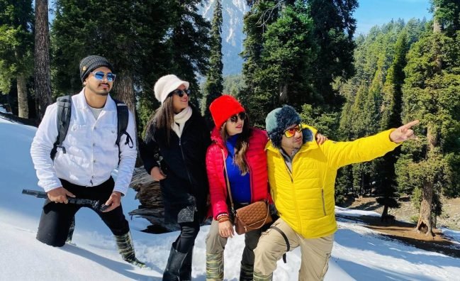 Top 3 Kashmir Honeymoon Packages for couples with Flights and Prices