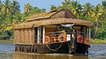 Kashmir and Kerala Houseboats: Differences Similarities Amenities