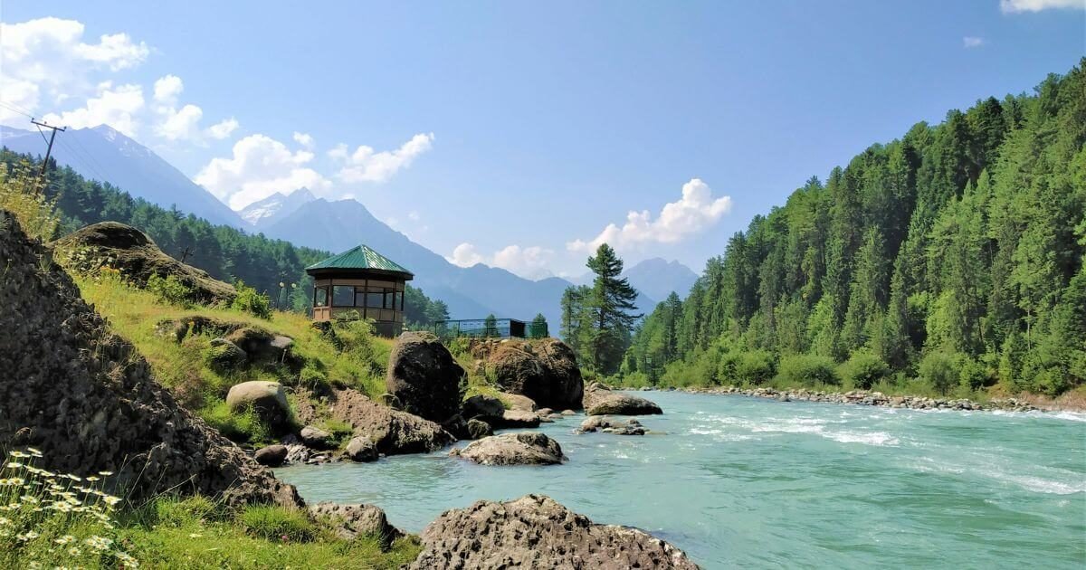 Gulmarg vs Pahalgam which is better Gulmarg vs Pahalgam